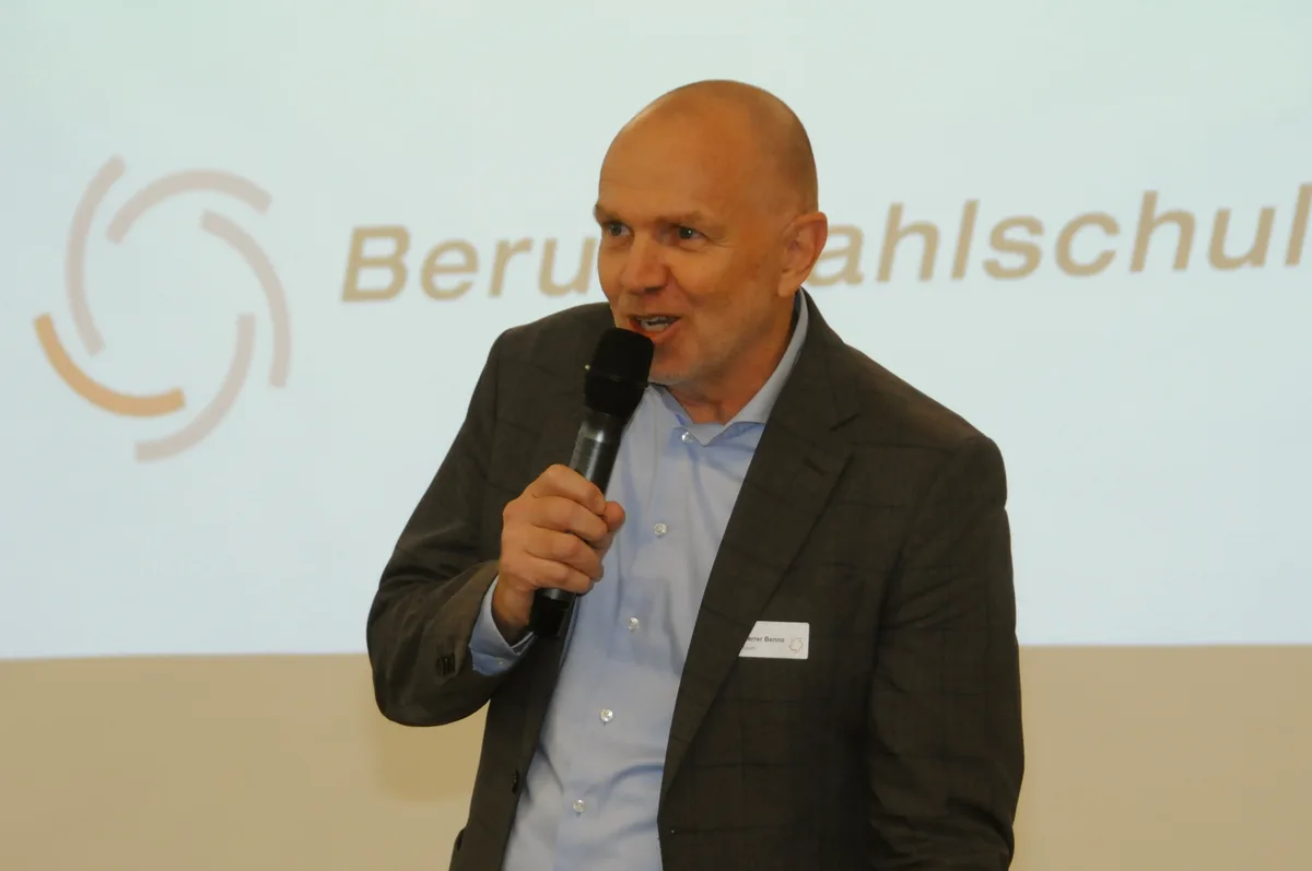 Man sieht Benno Scherrer an einer Ansprache.